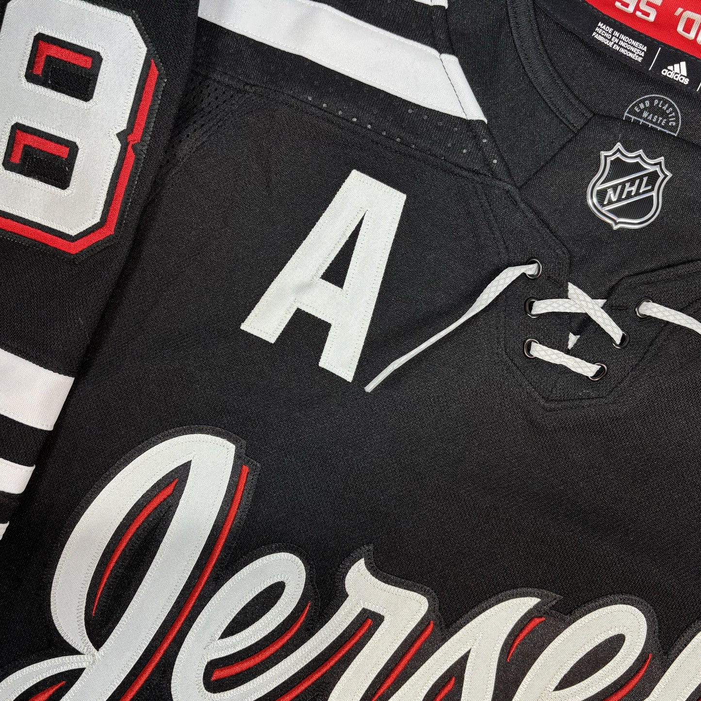 JACK HUGUES - JERSEY HOCKEY AUTOGRAPHIÉ - ADIDAS